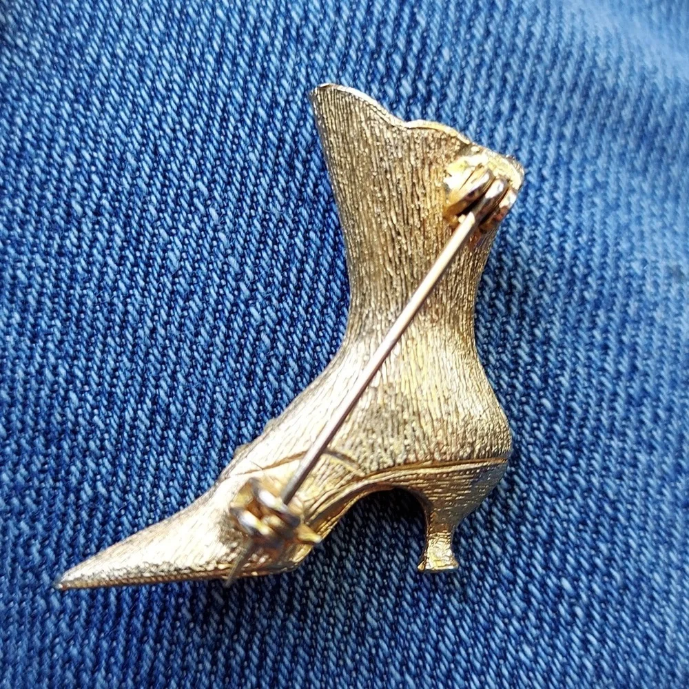Goldtone vintage shoe shaped marked brooch lot - Picture 4 of 5
